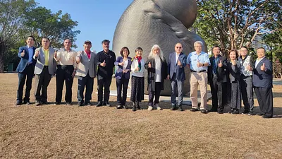 高市副市長史哲、市議員康裕成、文化局副局長簡美玲、高美館館長李玉玲、衛武營副總監郭遠仙、中鋼公司董事長翁朝棟,等貴賓皆到場見證支持,感受藝術家堅韌而富強烈熱情與張力的創作。(圖/徐炳文攝)