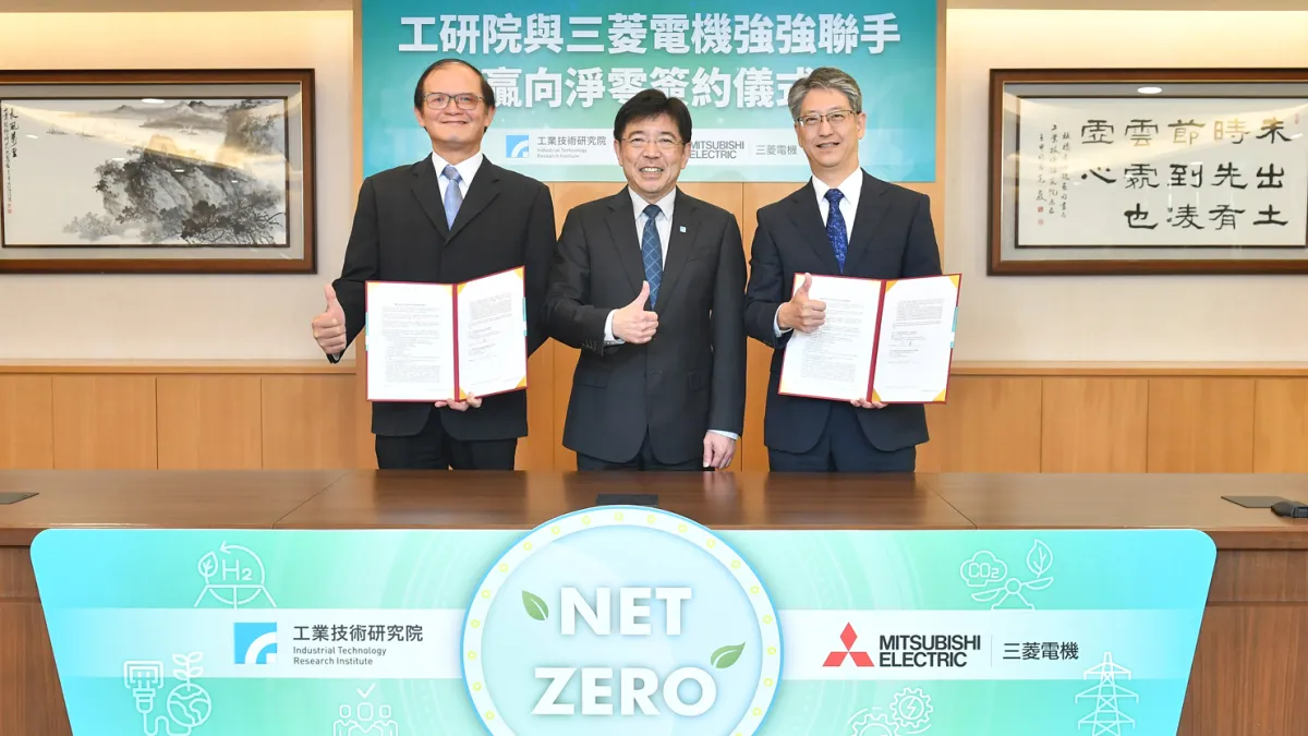 工研院與日本三菱電機簽署合作協議,左起工研院副院長胡竹生、工研院院長劉文雄、日本三菱電機上席執行役員暨開發本部長岡徹。(圖/工研院提供)