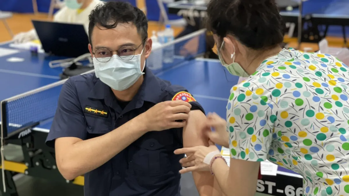 高雄市強制醫護都要施打疫苗。圖為第一線防疫人員外勤人員均接種完畢。(圖/高雄市政府提供)