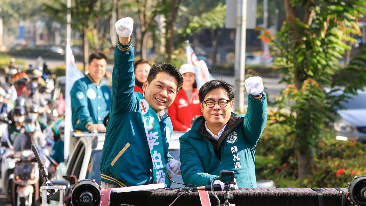 在民進黨全黨上下全力助攻下,民進黨立委候選人李柏毅(左)最終驚險擊退對手,也讓民進黨高雄8席立委全壘打。(資料照,李柏毅競總提供) 在民進黨全黨上下全力助攻下,民進黨立委候選人李柏毅(左)最終驚險擊退對手,也讓民進黨高雄8席立委全壘打。(資料照,李柏毅競總提供)