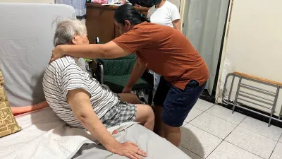 立法院三讀通過《就業服務法》第46條修正案,即日後80歲以上長者,以及70到79歲長者且罹患癌症二期以上,均免評巴氏量表,即可聘僱外籍看護。示意圖。(資料照,臺北市政府勞動局提供)