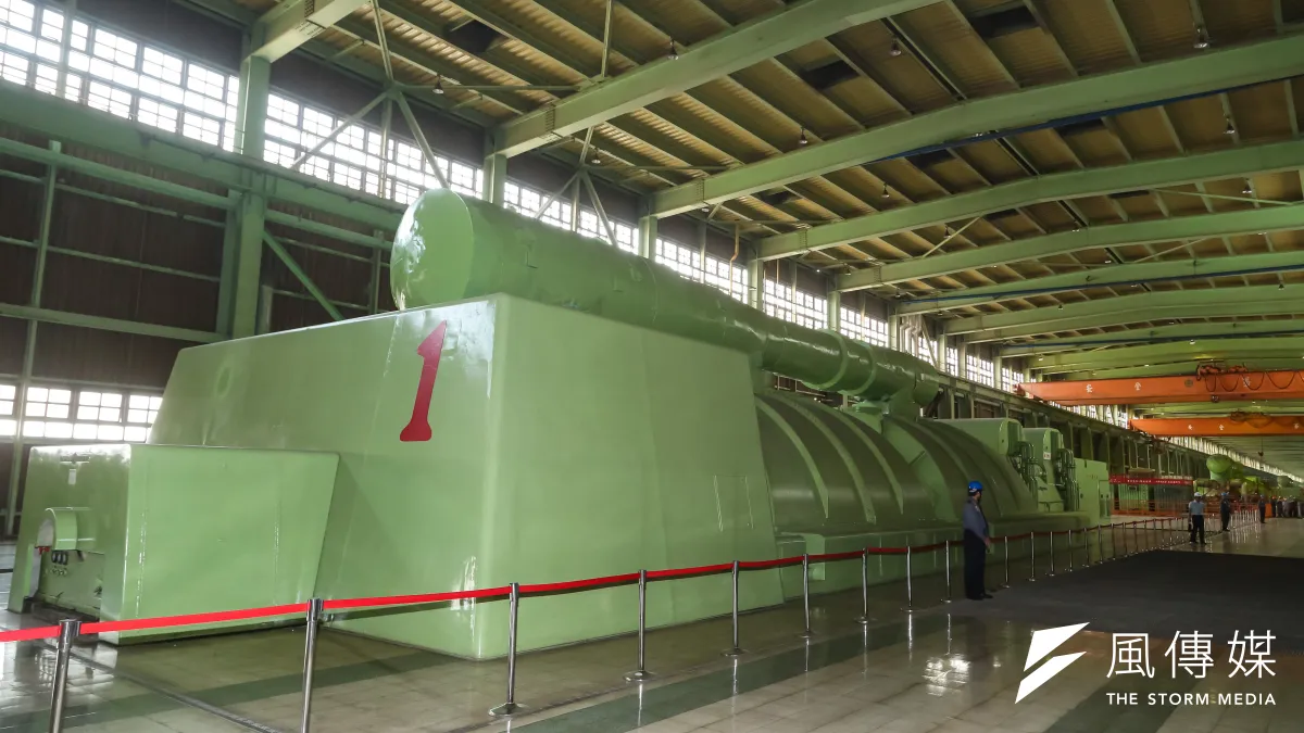中興大學環工系教授莊秉潔批評,台電未全力用天然氣發電機組來替代燃煤發電,仍有11座天然氣機組閒置。圖為台電台中龍井火力發電廠。(資料照片 顏麟宇攝)