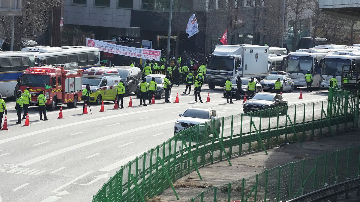 2025年1月3日,被停職韓國總統尹錫悅的官邸附近部署了大量警力。(美聯社) 2025年1月3日,被停職韓國總統尹錫悅的官邸附近部署了大量警力。(美聯社)