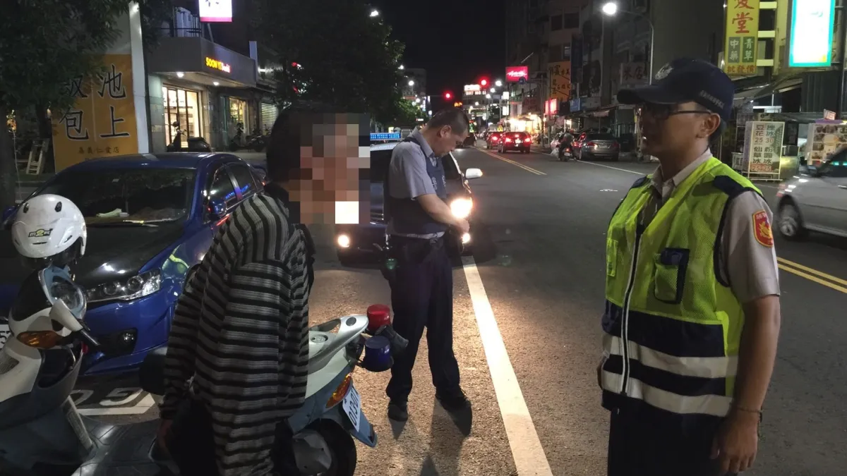 男子借酒消愁坐路中 暖警關心安置