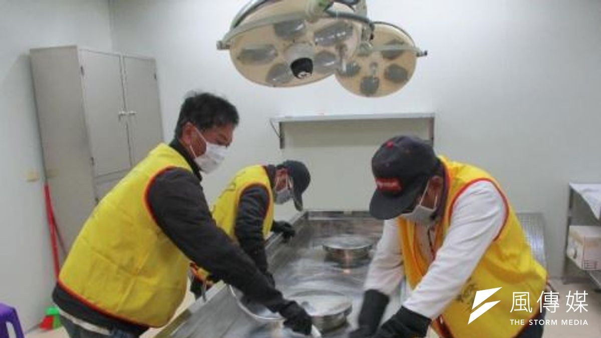 台東地檢署與台東市殯葬管理所合辦理「社會勞動人清洗大體冰櫃」專案,盼能以此降低酒駕所造成傷亡數字。而15日已有10名酒駕累犯達2次的受刑人,前往台東市立殯儀館,清洗冰櫃、解剖台等周遭設備。(取自台東地檢署官網) 台東地檢署與台東市殯葬管理所合辦理「社會勞動人清洗大體冰櫃」專案,盼能以此降低酒駕所造成傷亡數字。而15日已有10名酒駕累犯達2次的受刑人,前往台東市立殯儀館,清洗冰櫃、解剖台等周遭設備。(取自台東地檢署官網)