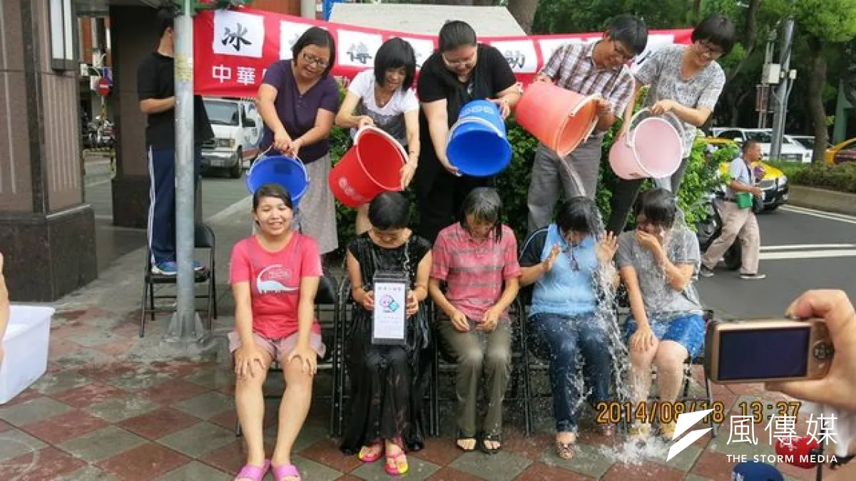 冰桶傳愛,漸凍人協會希望台北市長參選人們為漸凍人做更多事。(取自漸凍人協會臉書)