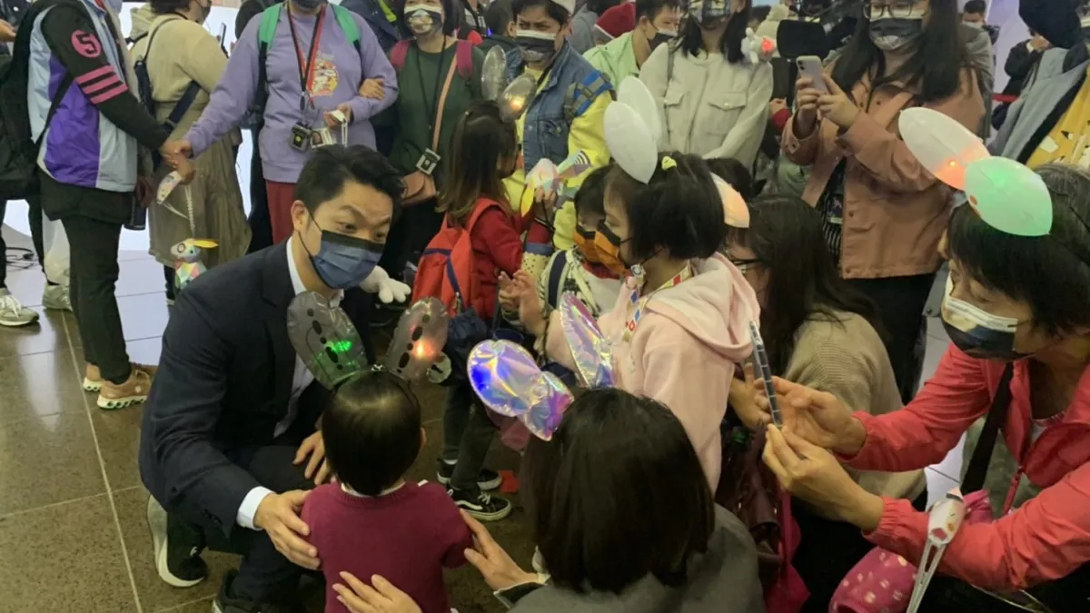 北市府邀請弱勢團體欣賞台灣燈會,市長蔣萬安與民眾熱情互動。(圖/臺北市政府社會局提供)
