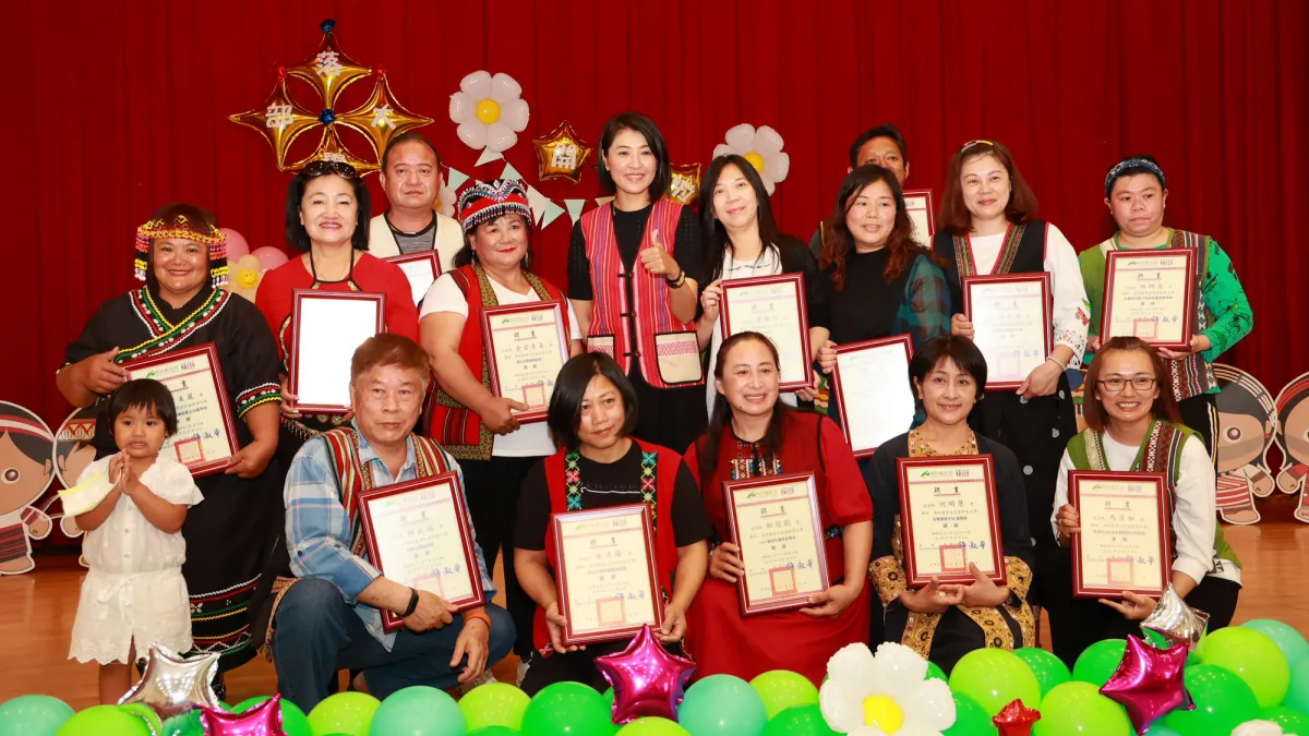 南投縣部落大學開學,擔任部落大學校長的許淑華縣長,在會中頒發課程講師、課程輔導委員聘書。(圖/南投縣政府)