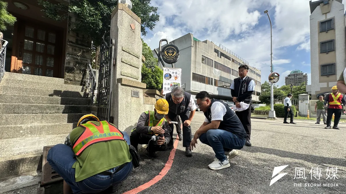 為解決水溝堵塞問題,中市環保局配備水溝專用內視鏡,重點解決堵塞點,保持排水暢通。(圖/王秀禾攝)