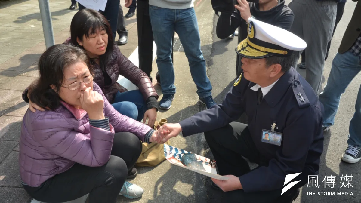 「落海」死亡的海軍二兵黃國章,母親陳碧娥22日在海軍司令部門口開記者會公布新事證,海軍副司令黃曙光中將出面安撫。(朱明攝)