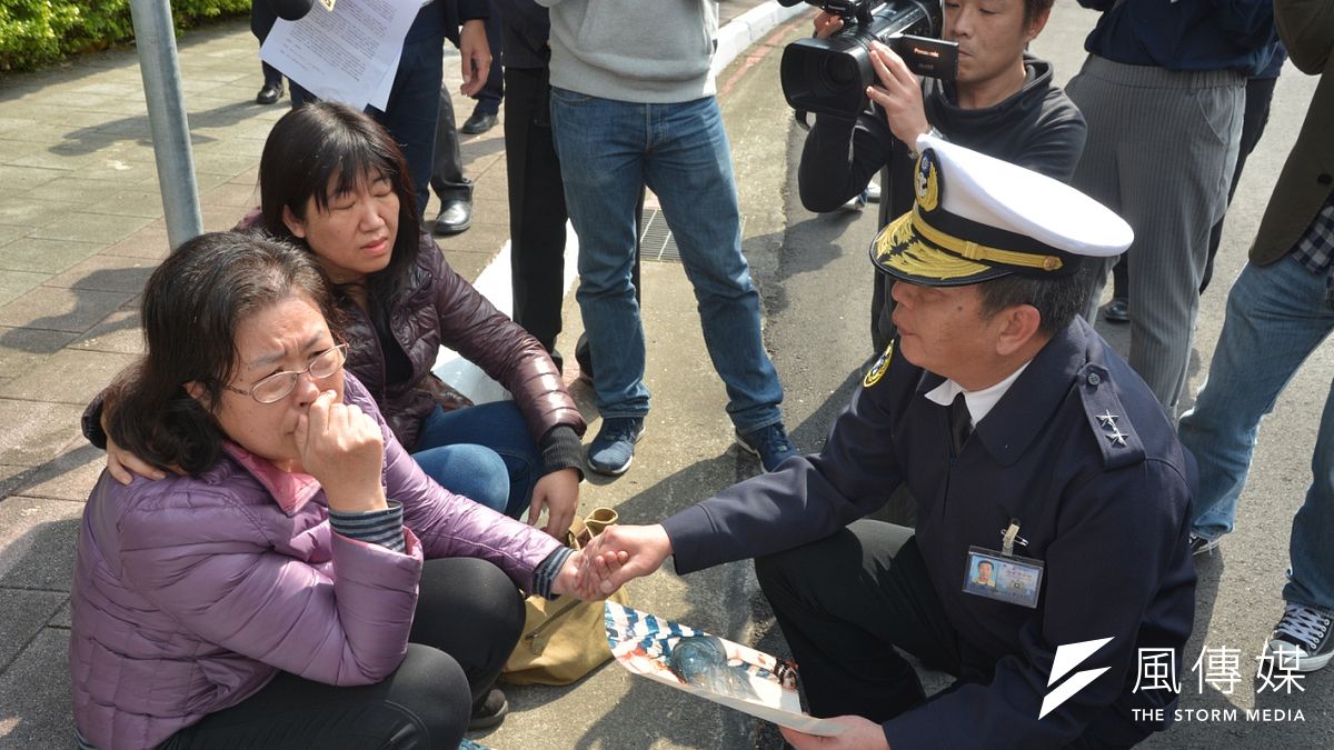 「落海」死亡的海軍二兵黃國章,母親陳碧娥22日在海軍司令部門口開記者會公布新事證,海軍副司令黃曙光中將出面安撫。(朱明攝) 「落海」死亡的海軍二兵黃國章,母親陳碧娥22日在海軍司令部門口開記者會公布新事證,海軍副司令黃曙光中將出面安撫。(朱明攝)