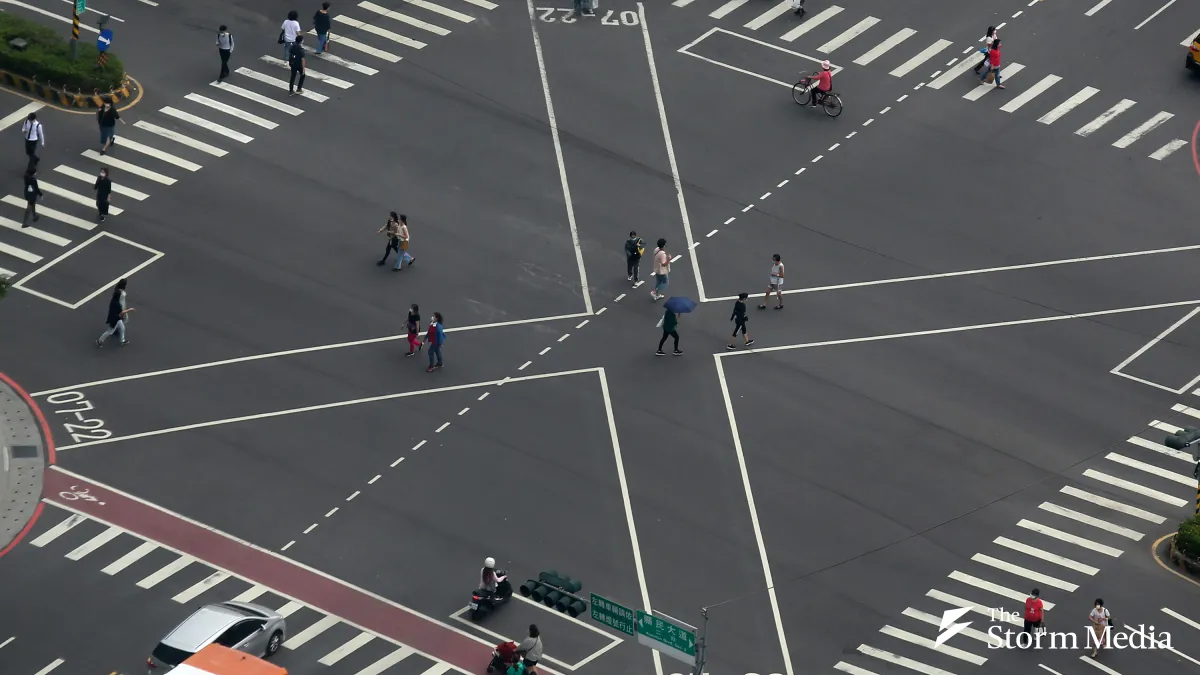 Taiwan's economy has shone in recent years—but so has its fraud industry. The number of fraud suspects apprehended annually has surpassed 100,000. (Illustrative photo by Ko Cheng-hui)