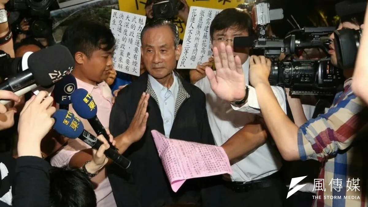 遠雄集團董事長趙藤雄涉入行賄案,遠雄建設明天召開的股東會決定謝絕媒體採訪。圖為趙藤雄在羈押庭開庭前受到媒體包圍。(吳逸驊攝)