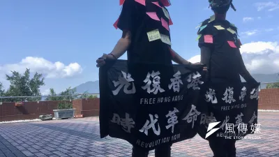 先前因校方禁設連儂牆,銘傳的港生發起「連儂人」的活動,讓人貼上「撐香港」的便利貼。(李佳穎攝)