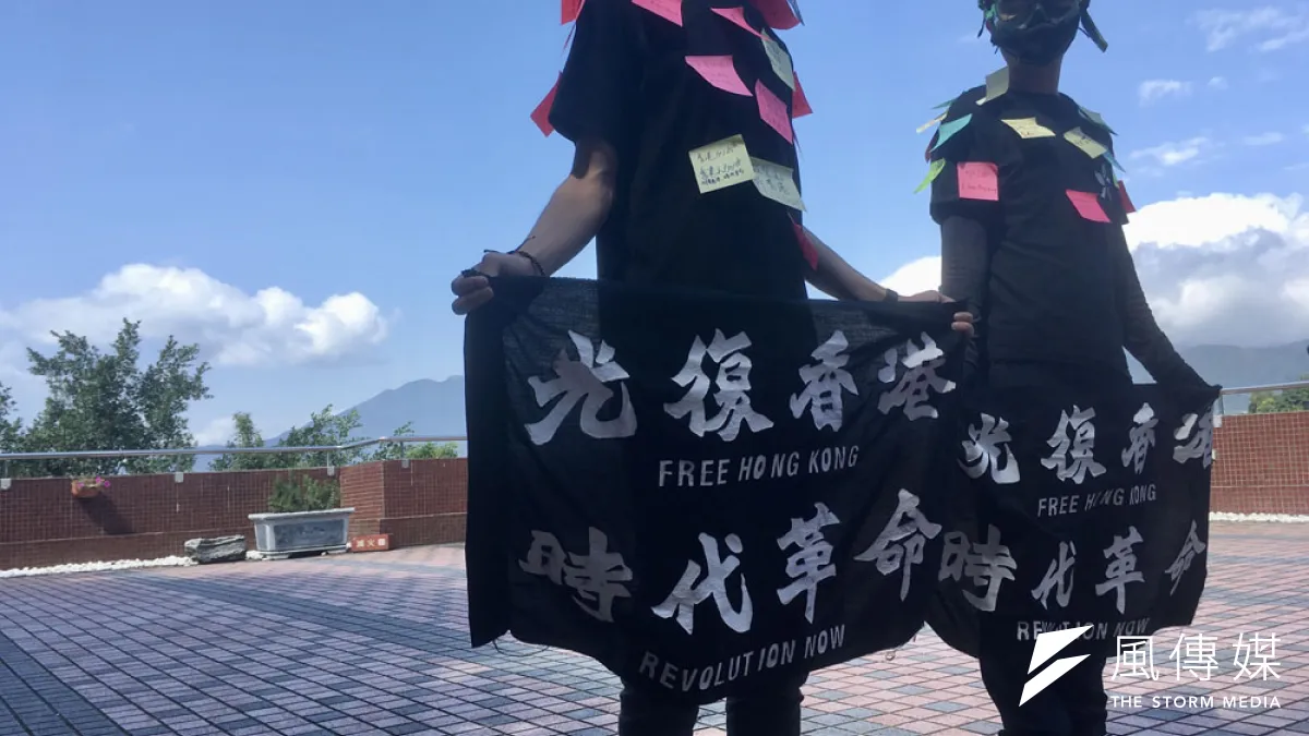 先前因校方禁設連儂牆,銘傳的港生發起「連儂人」的活動,讓人貼上「撐香港」的便利貼。(李佳穎攝)