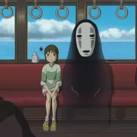 看過宮崎駿《神隱少女》的人,很難忘記千尋誤闖另一個世界的情節。(圖/取自imdb) 看過宮崎駿《神隱少女》的人,很難忘記千尋誤闖另一個世界的情節。(圖/取自imdb)