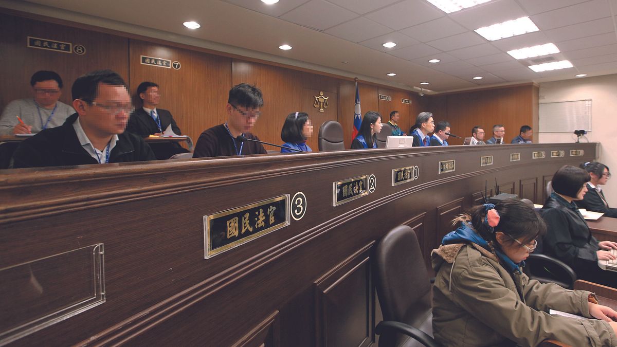 從人民的角度析之,國民參審制都存有合乎「接地氣」的特質,無怪乎執政黨願甘冒著與民間司改團體撕破臉的後果,毅然決然希冀在本次臨時會中三讀通過。對民間團體而言,面對這個曾經是老戰友的轉變,一時間或無法適應,但顯然又不得不去接受如此的現實。(資料照,郭晉瑋攝) 從人民的角度析之,國民參審制都存有合乎「接地氣」的特質,無怪乎執政黨願甘冒著與民間司改團體撕破臉的後果,毅然決然希冀在本次臨時會中三讀通過。對民間團體而言,面對這個曾經是老戰友的轉變,一時間或無法適應,但顯然又不得不去接受如此的現實。(資料照,郭晉瑋攝)