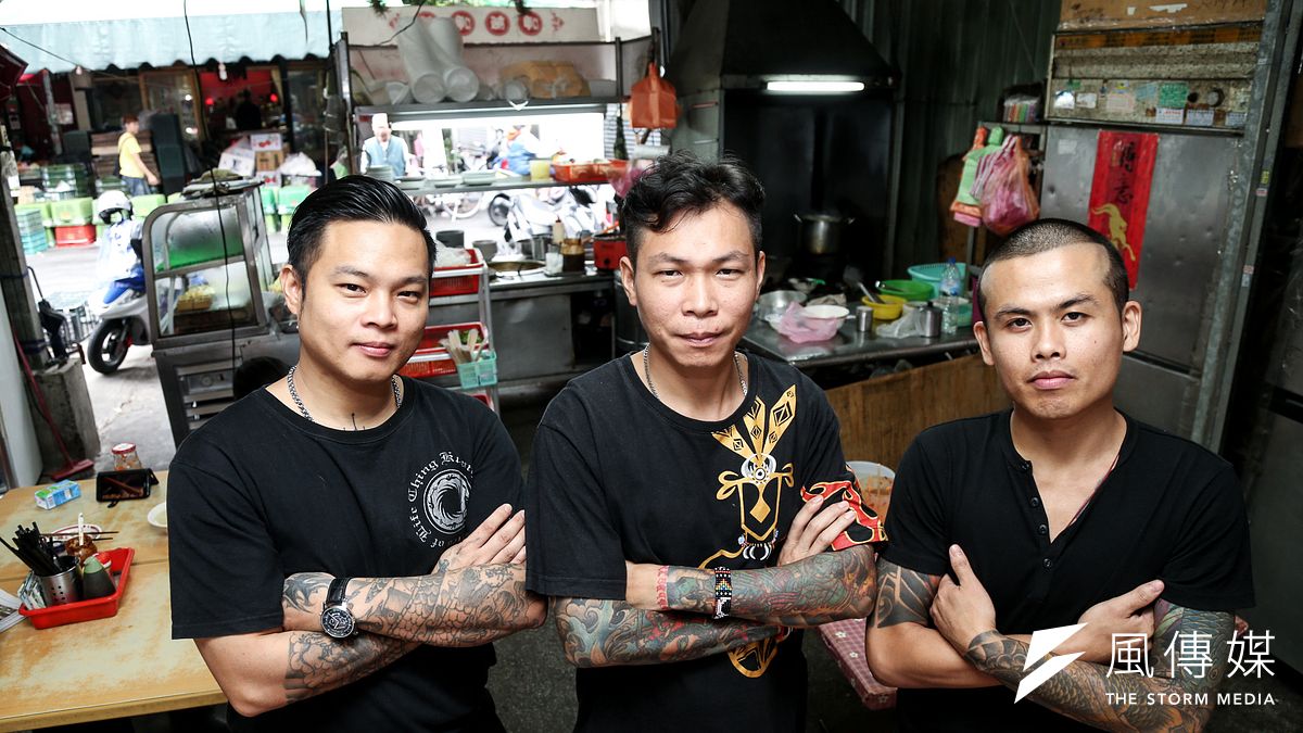 顏維勳(中)一直在想立即幫助到需要幫助的人,後來偶然在網路上看到待用咖啡,覺得這個概念可以立即讓需要的人取用,也能順便關心來吃麵的人,因此便決定由家中的麵店先做起。(陳明仁攝) 顏維勳(中)一直在想立即幫助到需要幫助的人,後來偶然在網路上看到待用咖啡,覺得這個概念可以立即讓需要的人取用,也能順便關心來吃麵的人,因此便決定由家中的麵店先做起。(陳明仁攝)