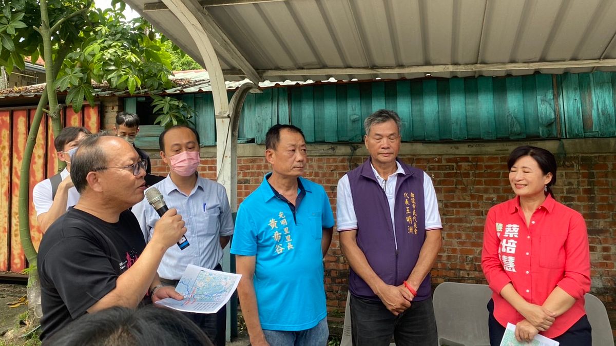 南投縣府觀光處長陳志賢說明中興新村活動多,透過新的台灣好行路線串聯讓更多遊客搭乘大眾運輸前來。(圖/南投縣政府) 南投縣府觀光處長陳志賢說明中興新村活動多,透過新的台灣好行路線串聯讓更多遊客搭乘大眾運輸前來。(圖/南投縣政府)