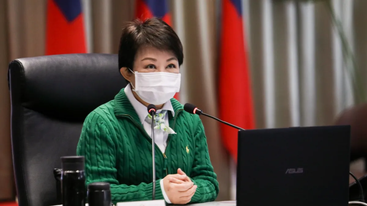 台中市政府市政會議中盧秀燕市長表示,截至1日居檢人數已降至3,445人,度過高峰期。(圖/台中市政府)