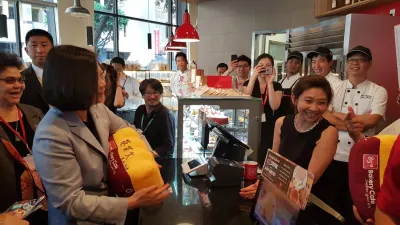 總統蔡英文出訪友邦過境洛杉磯時,進入85度C麵包店,結果被中國網友為台獨企業。(翻攝「基隆.蔡適應」臉書)