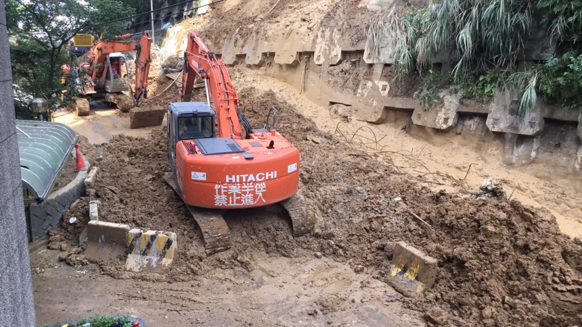 新北市汐止區秀山路137號於今(3)日5時許再度發生土石坍方,崩塌量約2000立方公尺,市府立即於現場成立前進指揮所控制災情。(圖/新北市消防局提供)