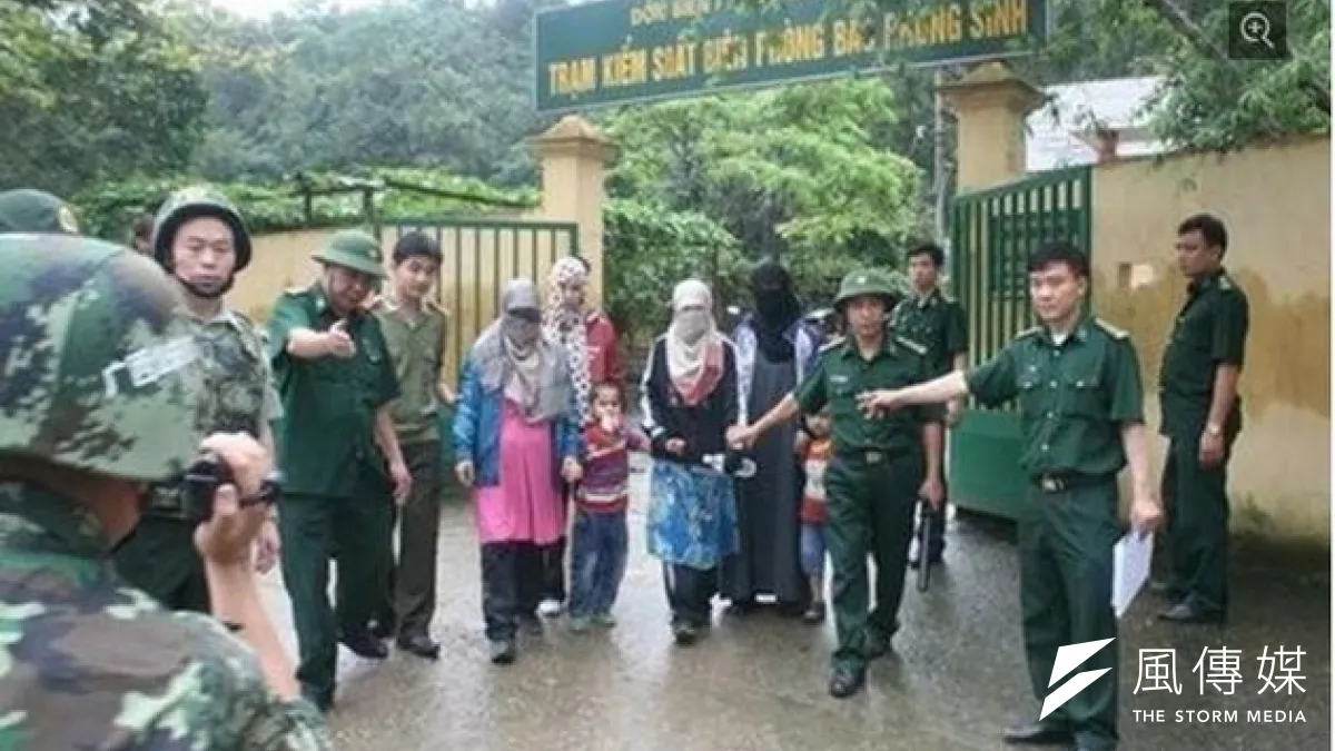 越南邊防員警18日遣返偷渡的4名婦女和兒童,婦女穿民族服裝戴穆斯林頭飾與面紗。(取自網路)