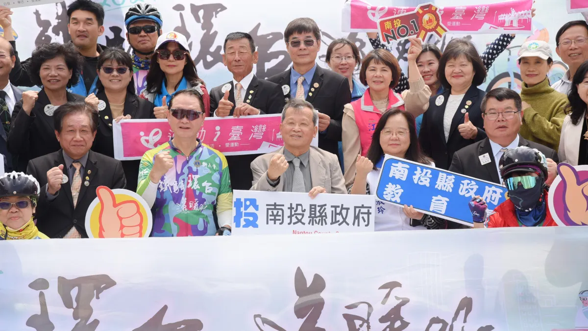 獅子會鐵騎環臺捐獎學金20日抵達南投,提供15萬元助學金,30位南投子弟受惠。(圖/南投縣政府)