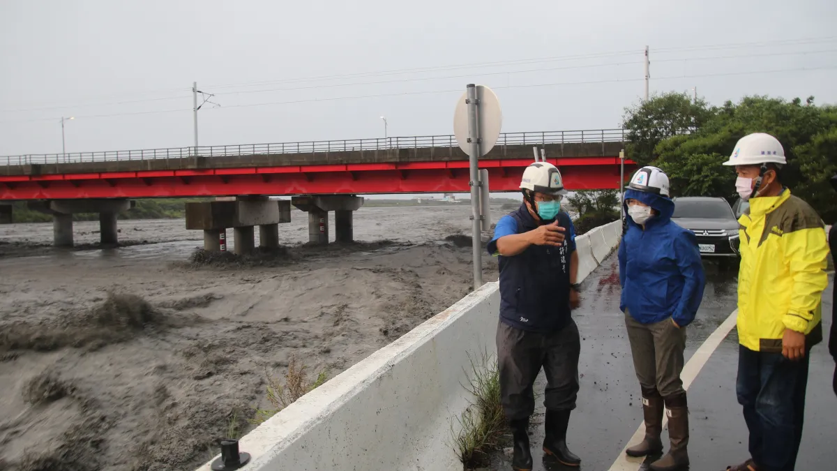 臺東縣長饒慶鈴今(7)日前往太麻里溪與金崙溪視察。(圖/臺東縣建設處提供)