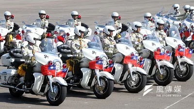 指揮部勤務連警衛排15日展示重型機車訓練成果,48位憲兵官兵騎上重達366公斤的機車,演出多種動態操演。(蘇仲泓攝)