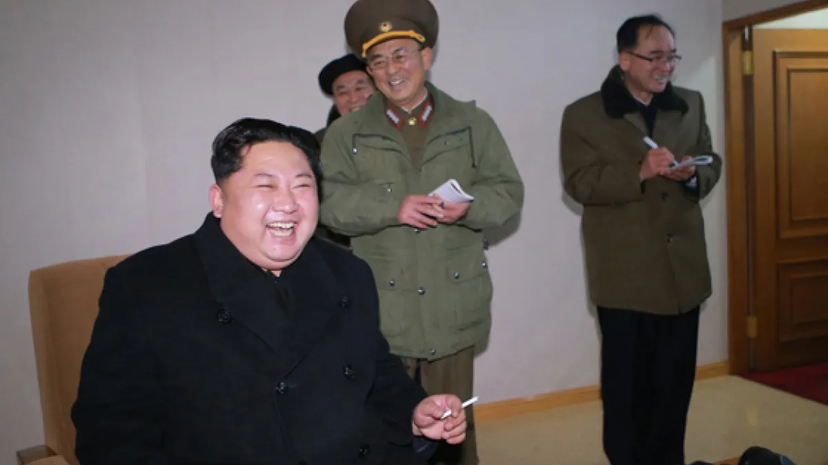 金正恩對於「火星-15」的試射表現非常滿意。(勞動新聞)