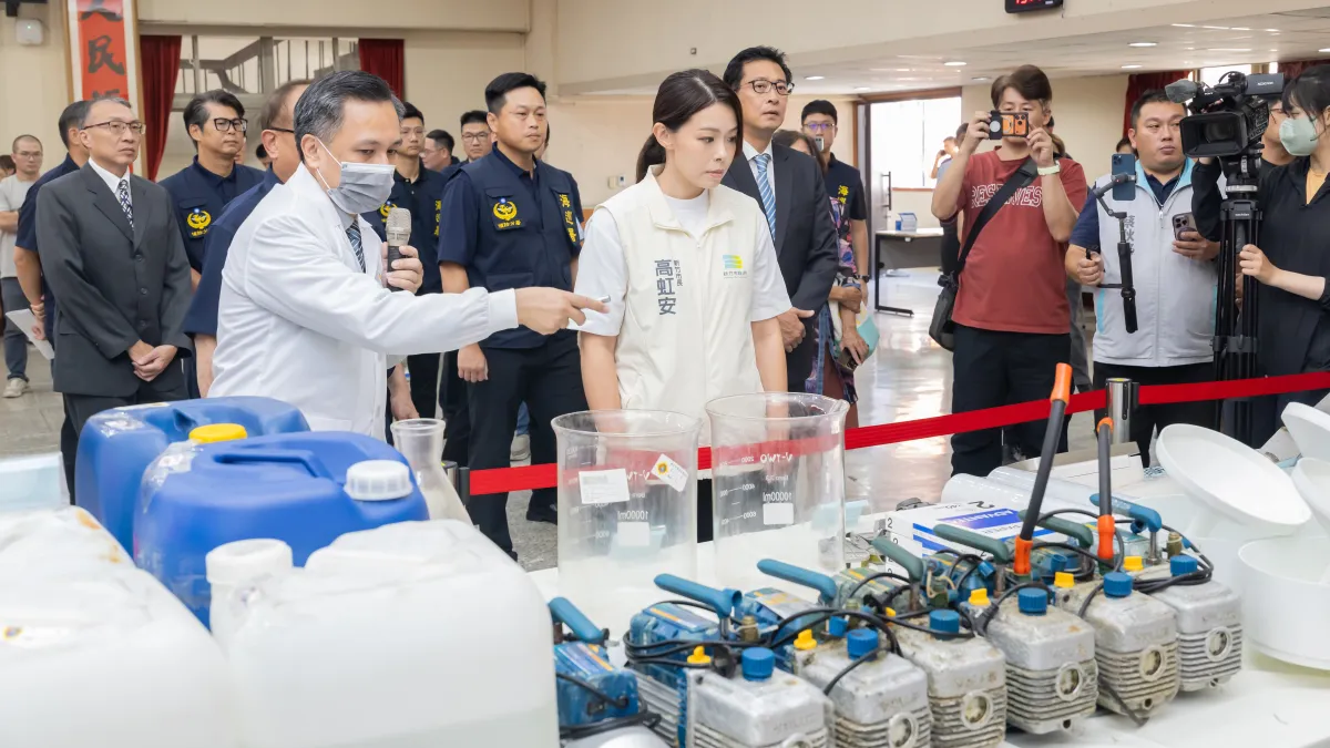 新竹市長高虹安檢視破獲毒品案陳列證物。(圖/新竹市政府提供)