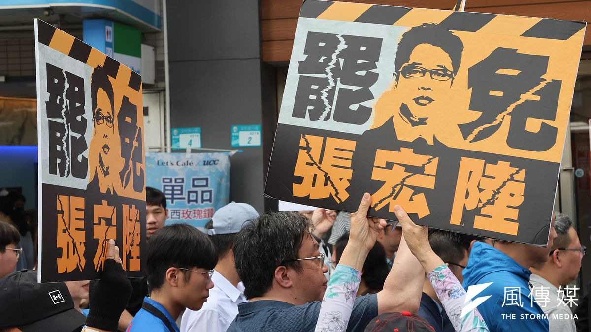 罷免立委張宏陸志工17日在街頭尋求民眾參與罷免連署。(資料照,柯承惠攝) 罷免立委張宏陸志工17日在街頭尋求民眾參與罷免連署。(資料照,柯承惠攝)