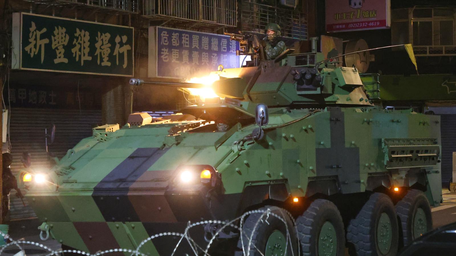 漢光演習》北市街頭凌晨槍聲大響!憲兵驗證首都聯外道路阻絕 民眾比讚肯定