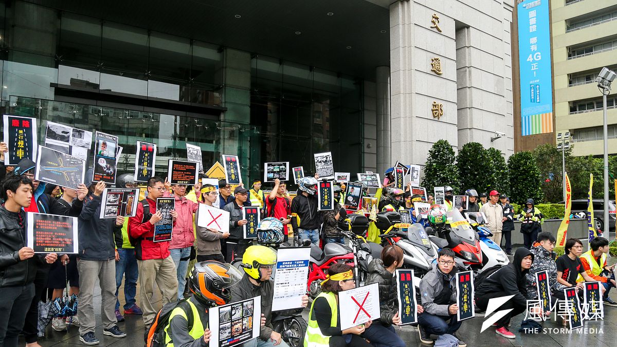 台灣機車路權促進會26日號召騎士,齊聚交通部示威陳情。(陳明仁攝) 台灣機車路權促進會26日號召騎士,齊聚交通部示威陳情。(陳明仁攝)