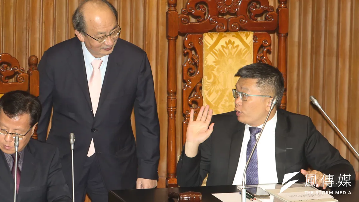 立法院臨時會召開首日,執政黨黨團總召柯建銘和副院長蔡其昌交換意見。(陳明仁攝)