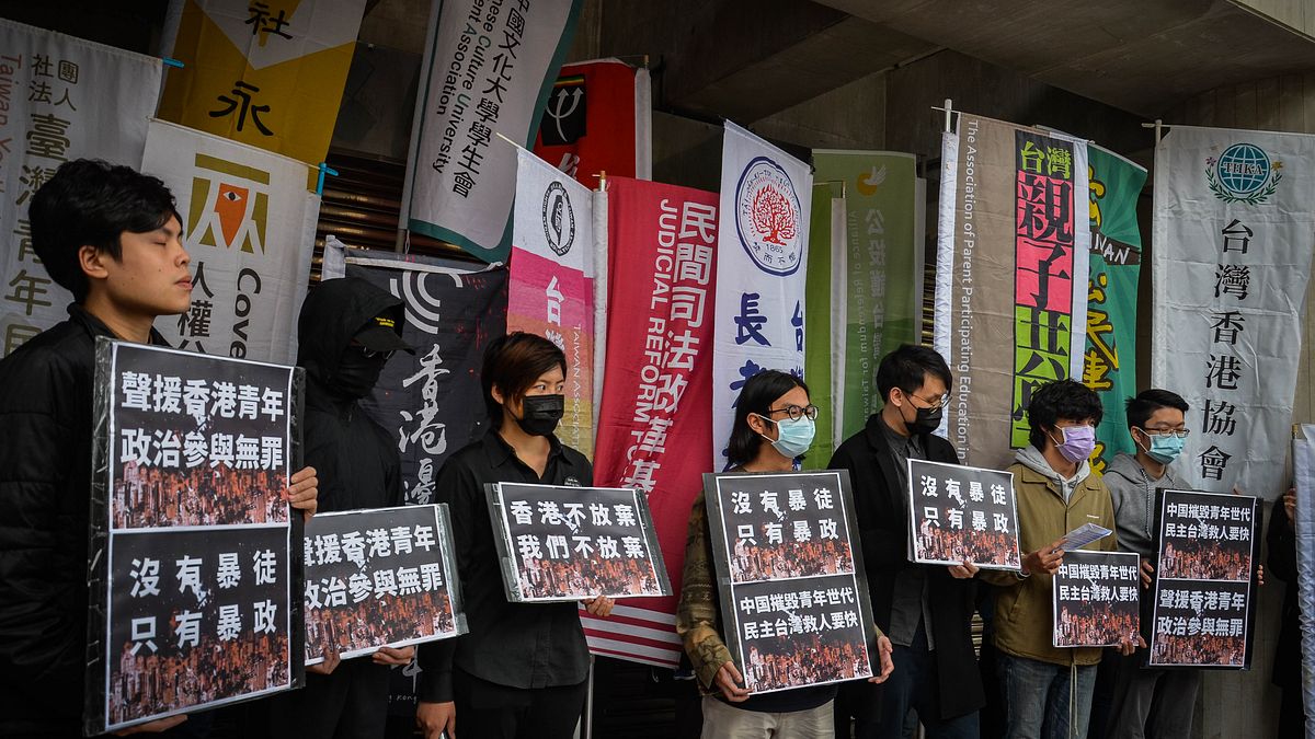 多個民間團體2日在立法院群賢樓前聲援香港中文大學學生會以及47名參與民主派初選而被「顛覆國家政權」罪名起訴的政治工作者。(台權會吳亭臻提供) 多個民間團體2日在立法院群賢樓前聲援香港中文大學學生會以及47名參與民主派初選而被「顛覆國家政權」罪名起訴的政治工作者。(台權會吳亭臻提供)