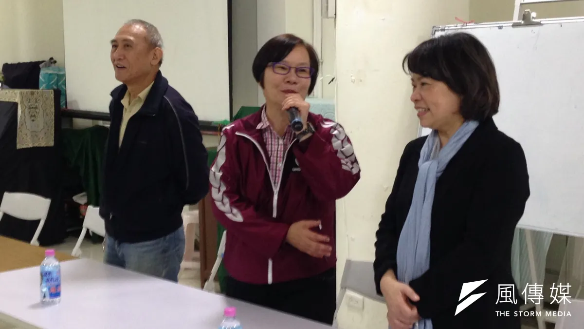 黃敏惠(右一)辦公室主任致電國發院特助張雅屏,質疑為何要替另一位候選人洪秀柱拉票,張雅屏呼籲黨務人士「勿陷黃代理主席於不義」。(羅暐智攝)