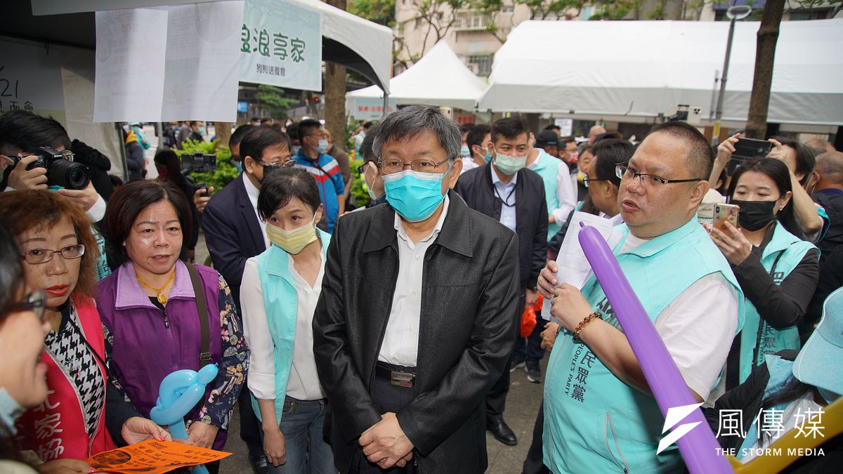 民眾黨新北市黨部21日正式開幕,主席柯文哲逛攤位。(盧逸峰攝) 民眾黨新北市黨部21日正式開幕,主席柯文哲逛攤位。(盧逸峰攝)