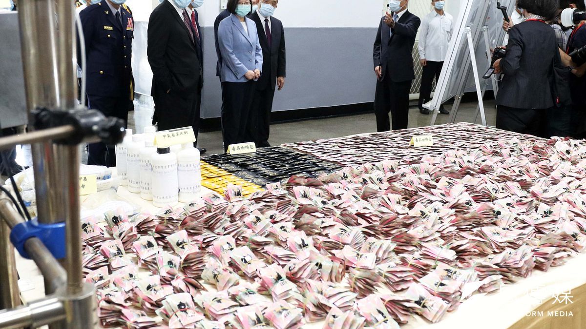 警政署今(15)日舉行「警察節慶祝大會」,會場一樓展示上月稍早刑事局破獲的史上最大宗走私毒品咖啡包原料案,總統蔡英文、行政院長蘇貞昌等人均出席大會並撥空了解。(蘇仲泓攝) 警政署今(15)日舉行「警察節慶祝大會」,會場一樓展示上月稍早刑事局破獲的史上最大宗走私毒品咖啡包原料案,總統蔡英文、行政院長蘇貞昌等人均出席大會並撥空了解。(蘇仲泓攝)