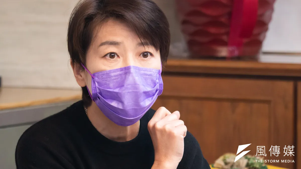 台北市副市長黃珊珊接受《風傳媒》專訪,面對台北市長選舉「藍白合」議題步步進逼,黃珊珊意有所指的說,她從來不靠「裙帶關係」。(蔡親傑攝)