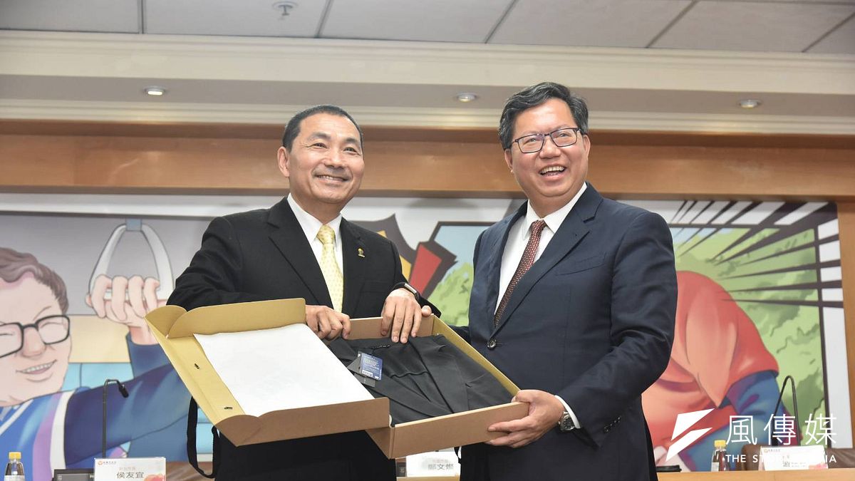 新北市長侯友宜(左)新官上任同樣走跨黨派路線,馬不停蹄展開「跨轄」之旅,日前拜會桃園市長鄭文燦(右)。 (資料照,新北市新聞局提供) 新北市長侯友宜(左)新官上任同樣走跨黨派路線,馬不停蹄展開「跨轄」之旅,日前拜會桃園市長鄭文燦(右)。 (資料照,新北市新聞局提供)