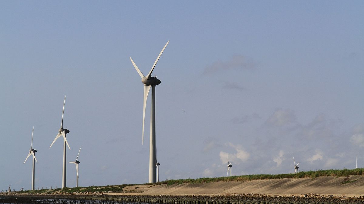 從扁政府時代開始,台灣沿海地區陸續插上一根根陸域風機。(資料照,柯承惠攝) 從扁政府時代開始,台灣沿海地區陸續插上一根根陸域風機。(資料照,柯承惠攝)
