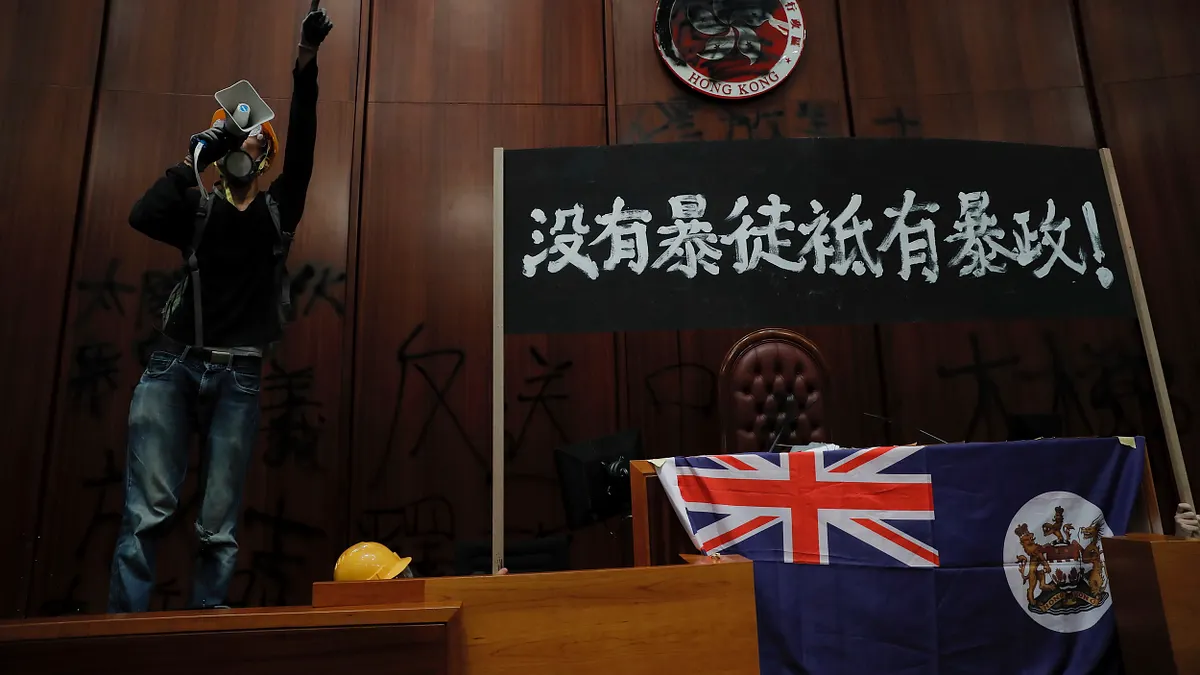 香港反送中:示威群眾衝進立法會(AP) 香港反送中:示威群眾衝進立法會(AP)