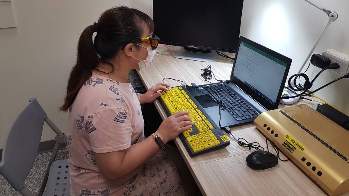 視障按摩師利用盲用電腦及大字鍵盤輸入資料。(圖/新北市勞工局提供) 視障按摩師利用盲用電腦及大字鍵盤輸入資料。(圖/新北市勞工局提供)