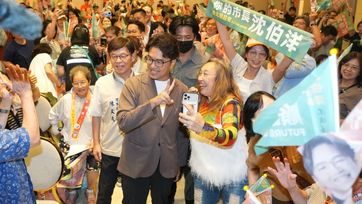 民進黨台北市長參選人沈伯洋(中)錯置概念否認十多年前主張毒品除罪化的主張,網軍還出征對手蔣萬安臉書。(中央社)
