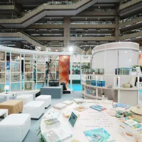 客委會以「客.應聲──代同代之間个對話」為主題,在2026台北國際書展中展出。(圖/客委會提供) 客委會以「客.應聲──代同代之間个對話」為主題,在2026台北國際書展中展出。(圖/客委會提供)