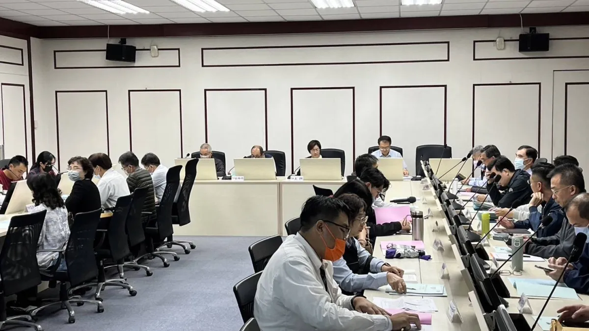 彰化縣長王惠美在道安議會中提醒縣民,縣警局推出「交通違規簡訊通知服務」,申請後只要在彰化縣內被民眾檢舉或科技執法設備取締。(圖/彰化縣政府)