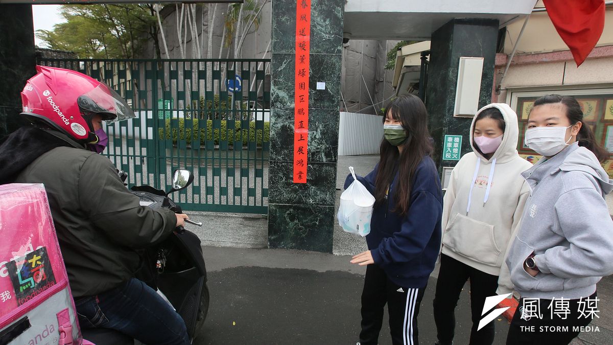 為了減少手搖飲的垃圾量,幾位北一女學生提案,促成台北市政府試辦「循環杯環保外送服務」。(柯承惠攝) 為了減少手搖飲的垃圾量,幾位北一女學生提案,促成台北市政府試辦「循環杯環保外送服務」。(柯承惠攝)