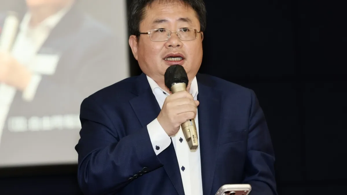 矢板明夫遇襲,出面呼籲不要對暴力沉默。(中央社)